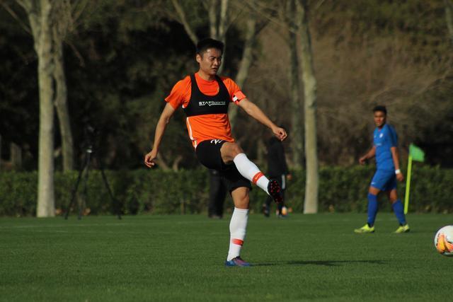 2026十堰马拉松鸣枪开跑 上万跑者领略“山水车城”